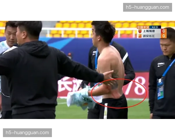 特写：老将郑铮迎来职业生涯第400场联赛，赛前获赠纪念球衣