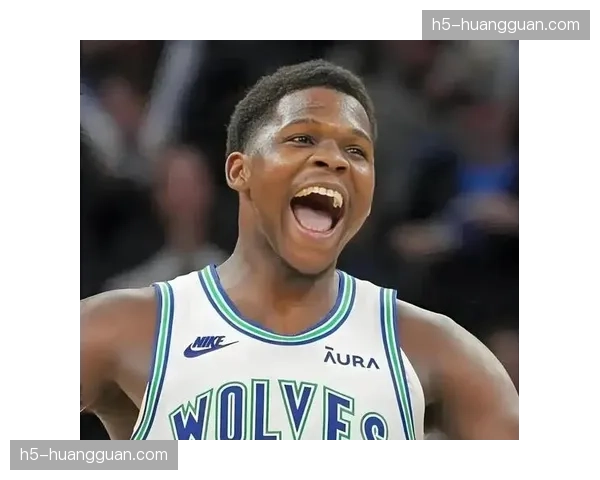 特写：终场哨响，输掉关键战的步行者老将独自留在球场加练投篮