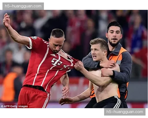 多名球迷因闯入球场中断比赛，德国足协宣布将展开调查